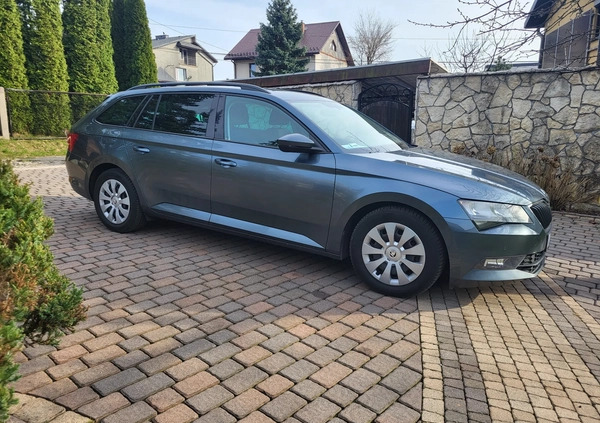 Skoda Superb cena 58900 przebieg: 215000, rok produkcji 2018 z Trzebinia małe 79